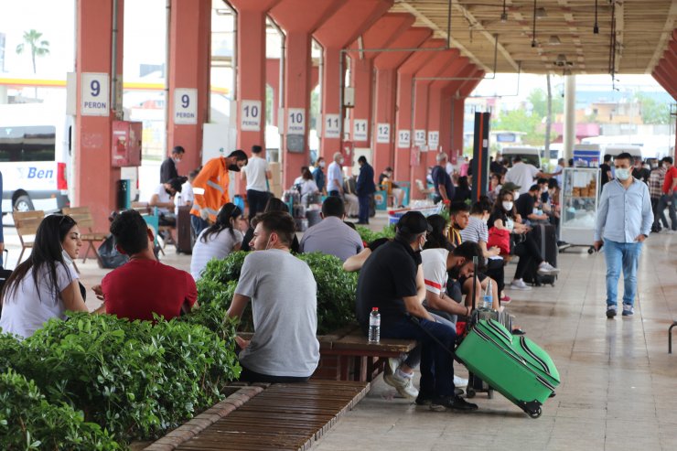 Adana'da Otogar Ve Araç Trafiğinde 'tam Kapanma' Yoğunluğu