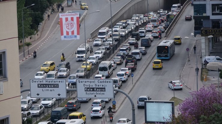 Antalya'da Kısıtlama Öncesinde Yoğunluk, Sonrasında Sessizlik