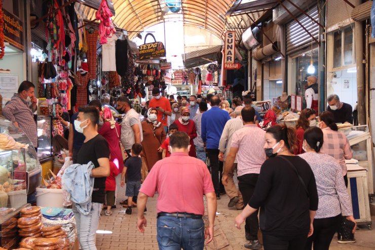 Hatay’da 'tam Kapanma'ya Saatler Kala Tarihi Uzun Çarşı Doldu