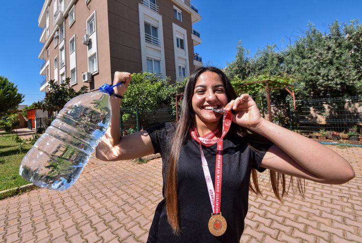 Şampiyon Halterci, 5 Litrelik Su Bidonlarıyla Güç Depoluyor