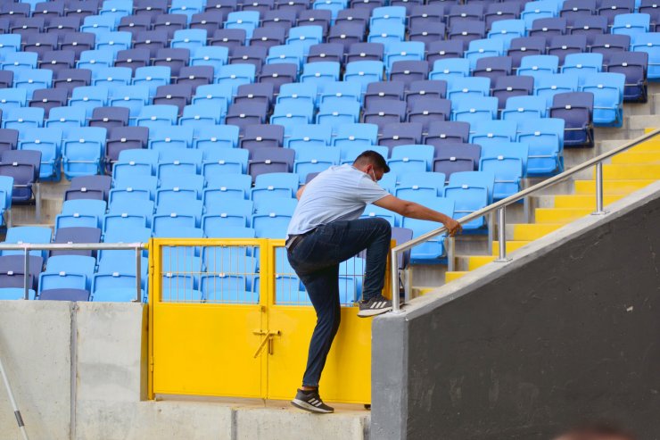 Adana Demirsporlu Taraftarlar 'tam Kapanma' Dinlemedi; Stada Akın Ettiler