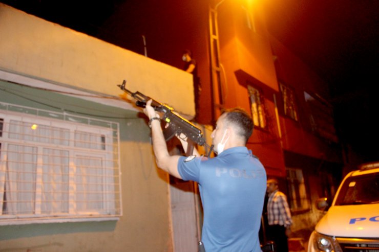 Pompalı Tüfekle Polisten Kaçan Şüpheli, Saklandığı Evin Damında Yakalandı