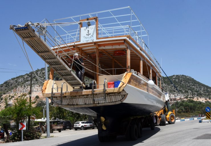 Yatlar Akdeniz'in Mavi Sularıyla Buluştu; Ukraynalı Turistler Kekova Turunda