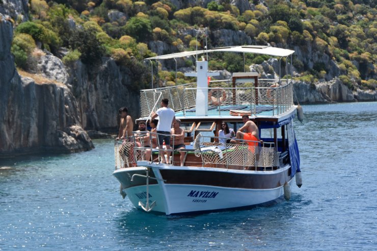 Yatlar Akdeniz'in Mavi Sularıyla Buluştu; Ukraynalı Turistler Kekova Turunda