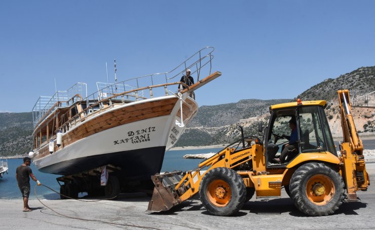 Yatlar Akdeniz'in Mavi Sularıyla Buluştu; Ukraynalı Turistler Kekova Turunda