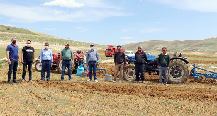 1700 Rakımlı Yaylada Nohut Ekimi Öncesi Tarlada Ay Yıldız Simgesi Oluşturuldu