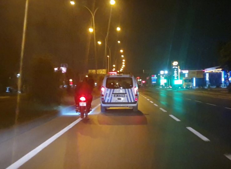 Adana'da Motosikletle 5 Kilometre Kaçtı, Yakalanınca "polis Benim Baş Tacım" Dedi