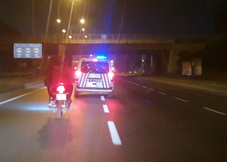 Adana'da Motosikletle 5 Kilometre Kaçtı, Yakalanınca "polis Benim Baş Tacım" Dedi