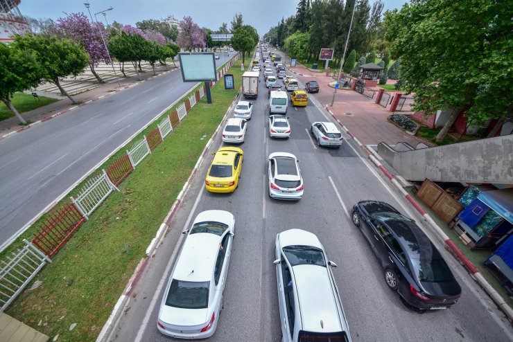 Antalya'da 'tam Kapanma' Denetimi; Kilometrelerce Araç Kuyruğu Oluştu