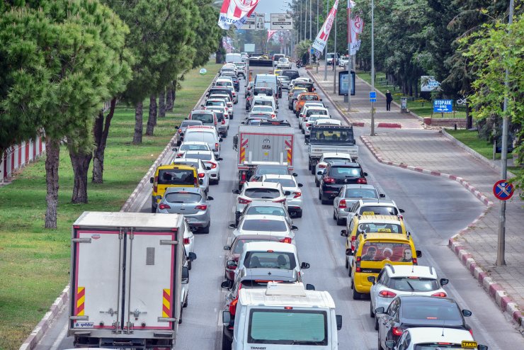 Antalya'da 'tam Kapanma' Denetimi; Kilometrelerce Araç Kuyruğu Oluştu