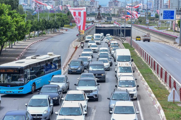 Antalya'da 'tam Kapanma' Denetimi; Kilometrelerce Araç Kuyruğu Oluştu