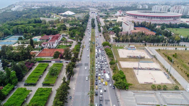 Antalya'da 'tam Kapanma' Denetimi; Kilometrelerce Araç Kuyruğu Oluştu