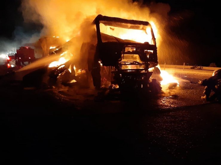 Muğla'da Seyir Halindeki Tır, Alev Alev Yandı