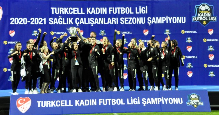 Şampiyon Beşiktaş Kupasını Aldı