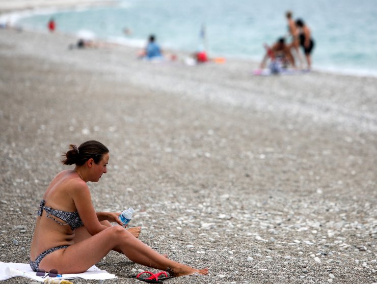 Kısıtlamadan Muaf Turistler Sahilde