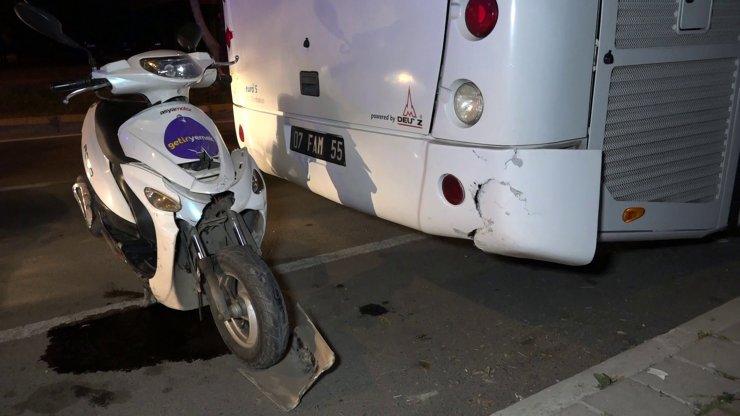 Motosikletli Kurye Park Halindeki Otobüse Çarpıp Yaralandı
