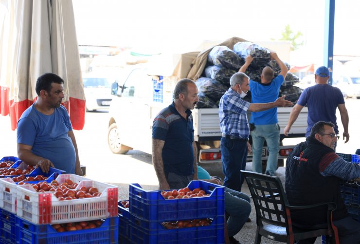 Semt Pazarlarının Açılması Öncesi Antalya Hali'nde Hareketlilik