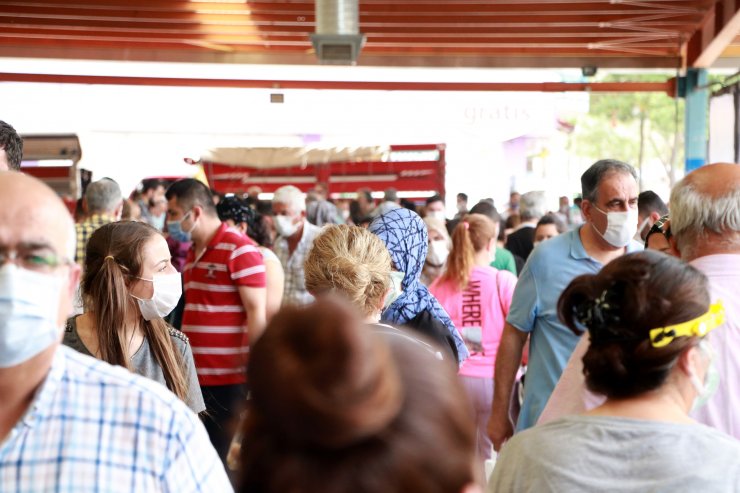 Adana'da Semt Pazarlarına Akın Oldu, Tedbirler Hiçe Sayıldı