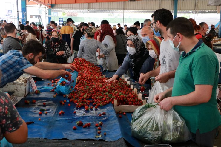 Adana'da Semt Pazarlarına Akın Oldu, Tedbirler Hiçe Sayıldı