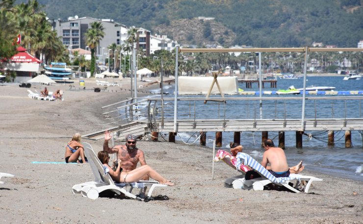 Marmaris'te Turistler Deniz Ve Güneşin Keyfini Çıkartıyor