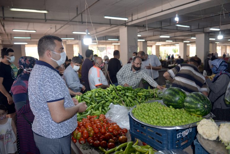 Semt Pazarında Fırsatçı Tepkisi: Sebze Halinde 2 Lira Olan Salatalığın Kilosu Tezgahta 8 Lira