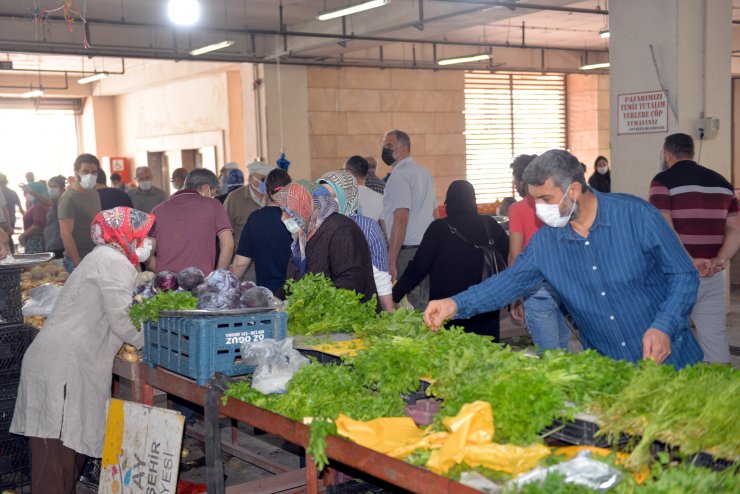 Semt Pazarında Fırsatçı Tepkisi: Sebze Halinde 2 Lira Olan Salatalığın Kilosu Tezgahta 8 Lira