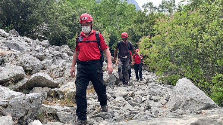 Yürüyüşe Çıktığı Kanyonda Kaybolan Turisti Jandarma Kurtardı