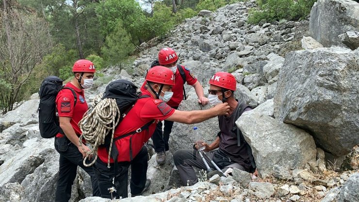 Yürüyüşe Çıktığı Kanyonda Kaybolan Turisti Jandarma Kurtardı
