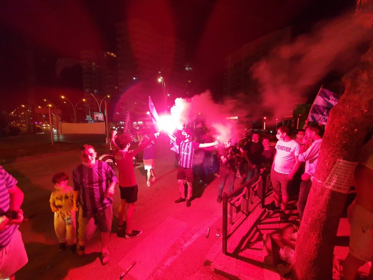 26 Yıl Sonra Süper Lig'e Yükselen Adana Demirspor Taraftarları, Şampiyonluğu Kutladı
