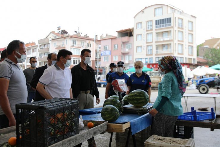 Burdur Valisi, Pazarcının Elinde Kalan Ürünleri Satın Alıp, Dağıttırdı