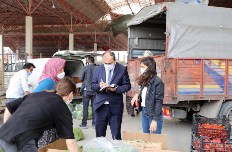 Burdur Valisi, Pazarcının Elinde Kalan Ürünleri Satın Alıp, Dağıttırdı