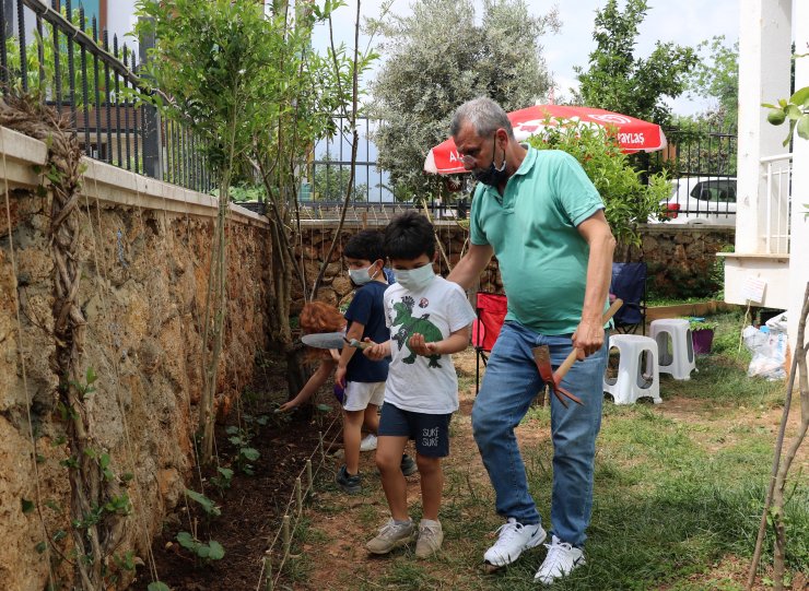 Çocuklar Sitenin Bahçesinde Yetiştirdikleri Çiçekleri Annelerine Hediye Etti