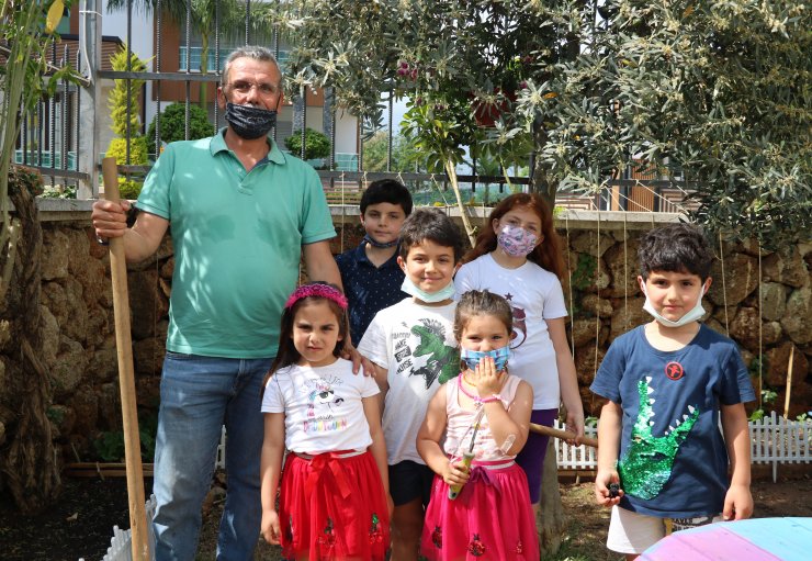 Çocuklar Sitenin Bahçesinde Yetiştirdikleri Çiçekleri Annelerine Hediye Etti