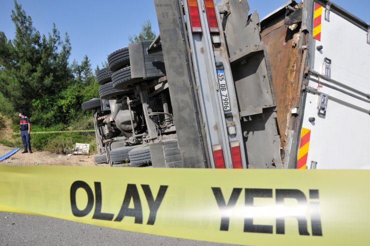 Meyve Yüklü Kamyon Devrildi, Şoför Öldü