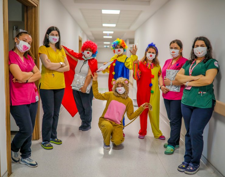 Palyaço Kıyafeti Giyen Hemşireler Hasta Çocukları Eğlendirdi