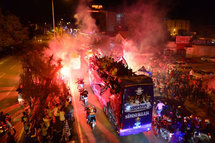 Adana Demirspor'dan Gece Otobüsle Şampiyonluk Turu