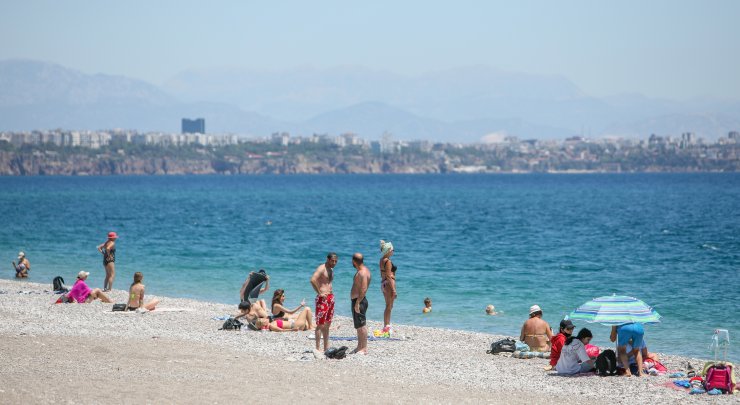 Antalya'da Turistlerin Sahil Keyfi