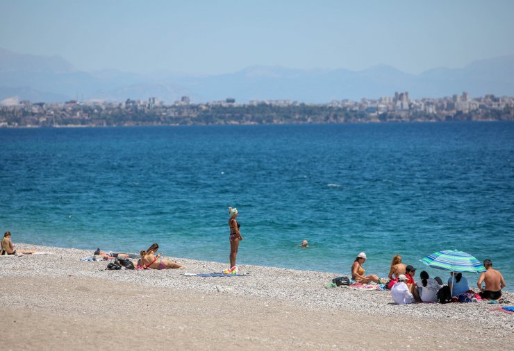 Antalya'da Turistlerin Sahil Keyfi