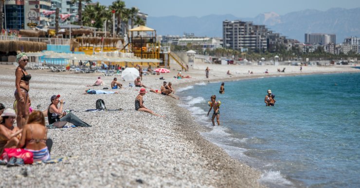 Antalya'da Turistlerin Sahil Keyfi