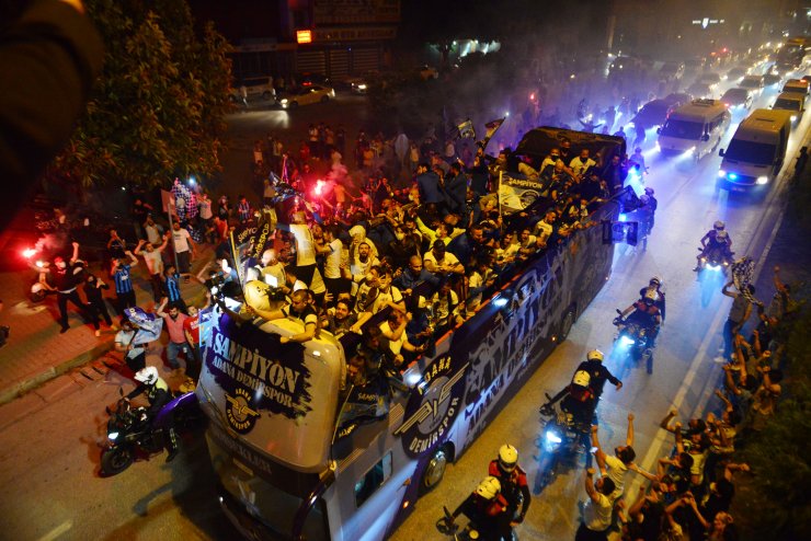 Şampiyon Adana Demirspor, Gece Şehir Turu Attı