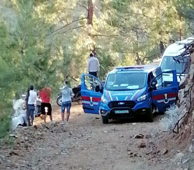 Ormanlık Alanda Asılı Bulunan İkili Toprağa Verildi; Vasiyet Yerine Getirilmedi