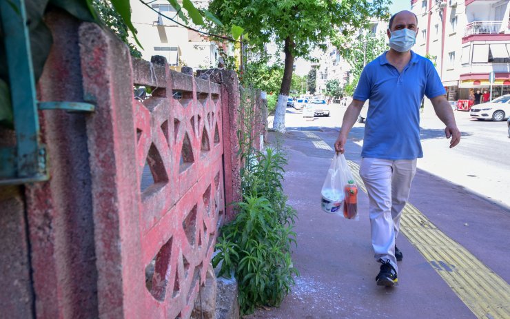 1 Yıldır Siparişleri Balkondan Sarkıtılan Sepete Dolduruyor