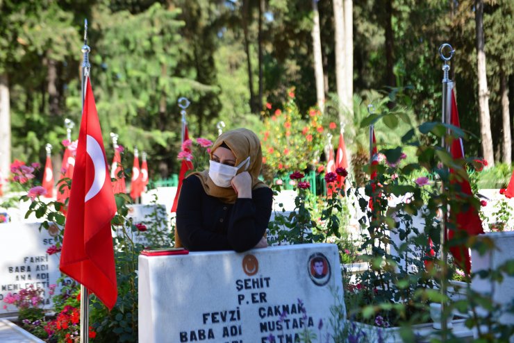 Adana’da Şehitliklerde Hüzünlü Bayram Arifesi