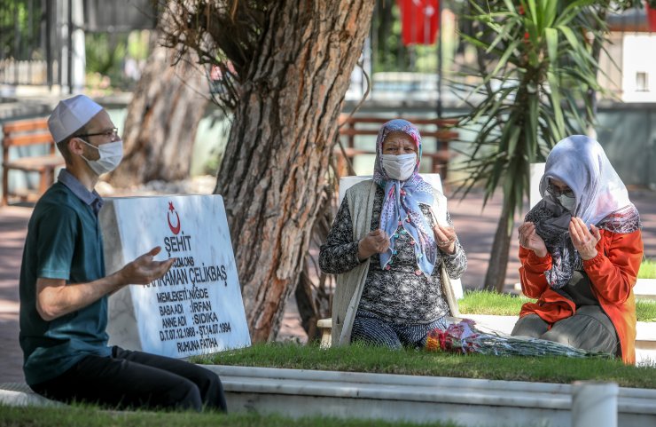 Antalya'da Bayram Arifesinde Şehitliğe Ziyaret