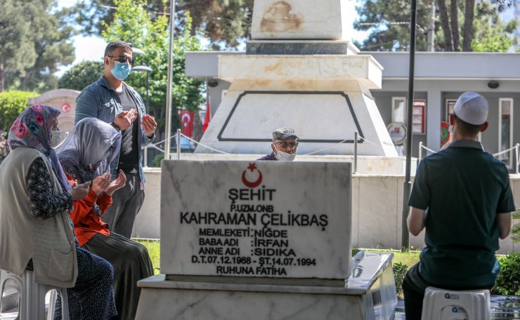 Antalya'da Bayram Arifesinde Şehitliğe Ziyaret