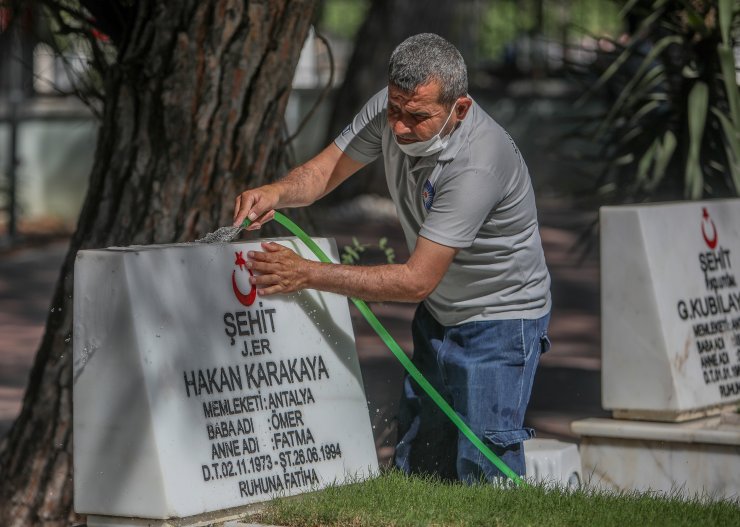 Antalya'da Bayram Arifesinde Şehitliğe Ziyaret