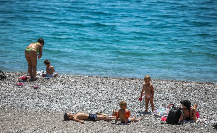 Turistlerin Boş Sahilde Denize Keyfi