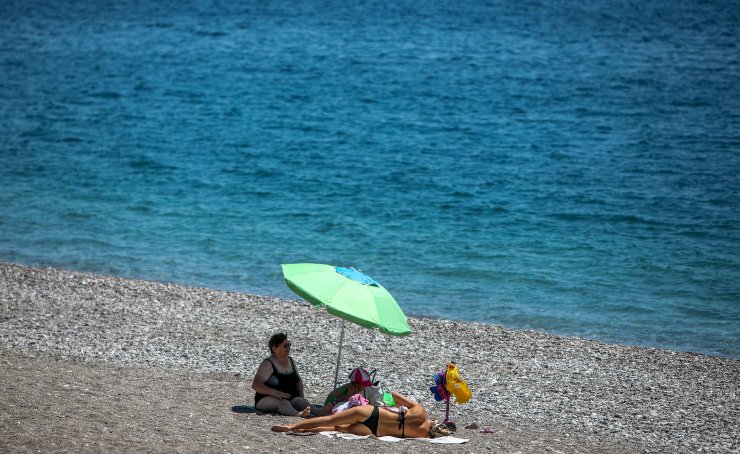 Turistlerin Boş Sahilde Denize Keyfi