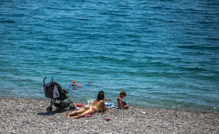 Turistlerin Boş Sahilde Denize Keyfi