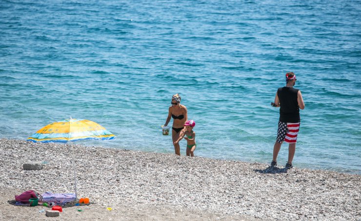 Turistlerin Boş Sahilde Denize Keyfi